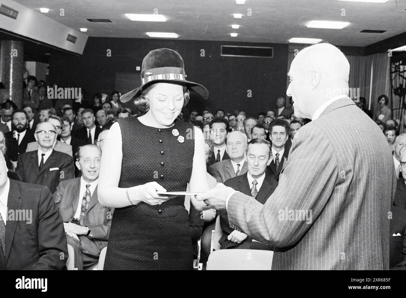 Ouverture radio Scheveningen, réceptions royales et visites royales, ouverture, ouvertures, mise en service, 17-11-1971, Whizgle Dutch News : des images historiques sur mesure pour l'avenir. Explorez le passé néerlandais avec des perspectives modernes grâce à des images d'agences néerlandaises. Concilier les événements d'hier avec les perspectives de demain. Embarquez pour un voyage intemporel avec des histoires qui façonnent notre avenir. Banque D'Images