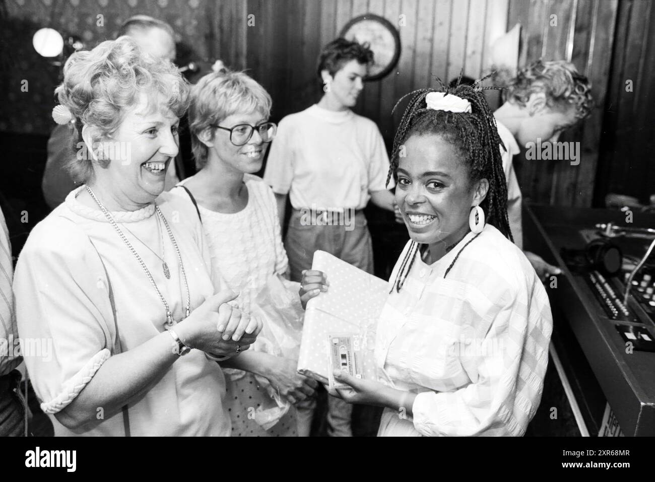 Finale 1er festival de chant de Haarlem, chœurs de chant et de chant, Haarlem, pays-Bas, 15-05-1988, Whizgle Dutch News : images historiques sur mesure pour l'avenir. Explorez le passé néerlandais avec des perspectives modernes grâce à des images d'agences néerlandaises. Concilier les événements d'hier avec les perspectives de demain. Embarquez pour un voyage intemporel avec des histoires qui façonnent notre avenir. Banque D'Images