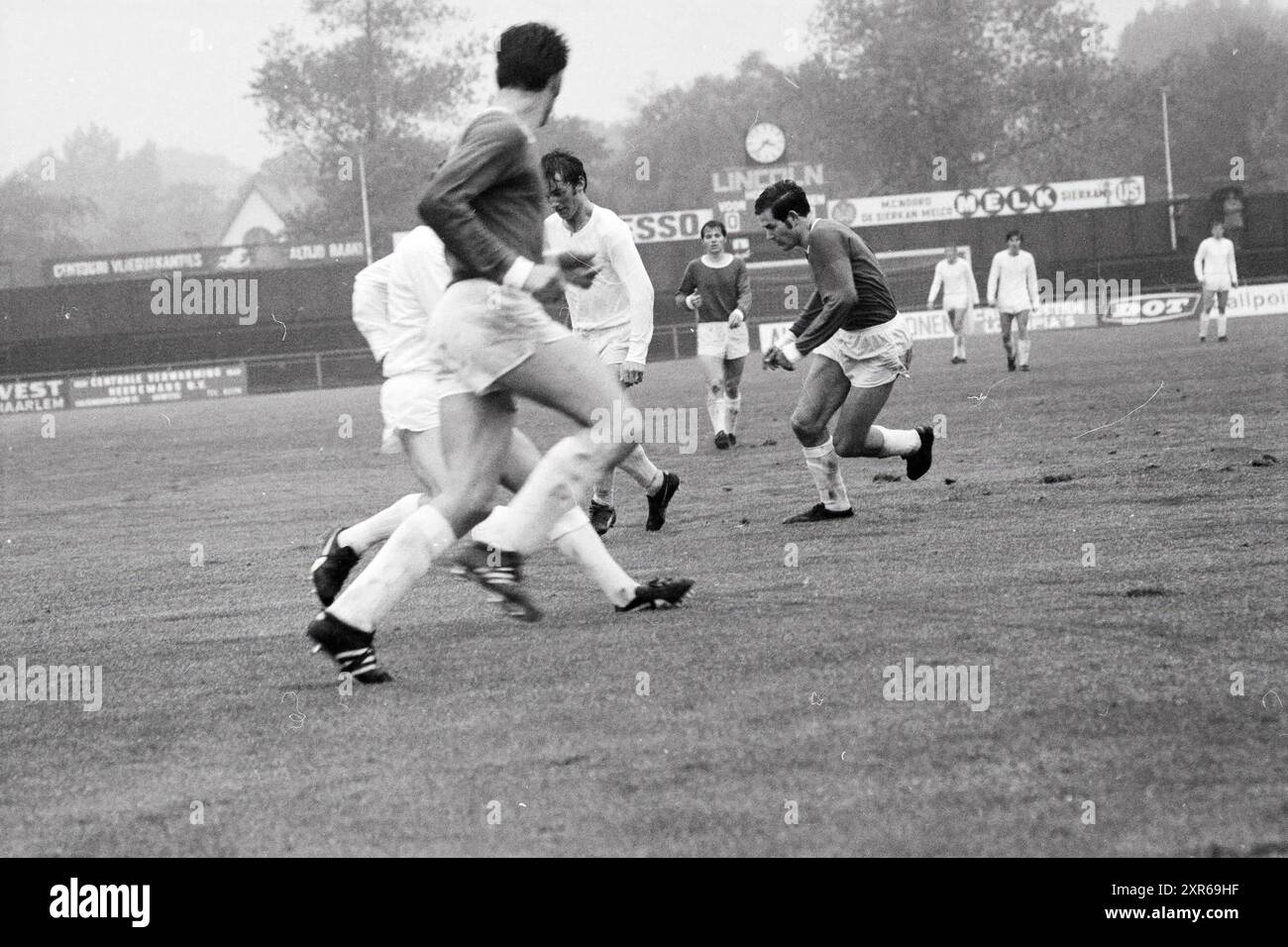 Match de football des clubs amateurs, pays-Bas, Whizgle Dutch News : images historiques sur mesure pour l'avenir. Explorez le passé néerlandais avec des perspectives modernes grâce à des images d'agences néerlandaises. Concilier les événements d'hier avec les perspectives de demain. Embarquez pour un voyage intemporel avec des histoires qui façonnent notre avenir. Banque D'Images