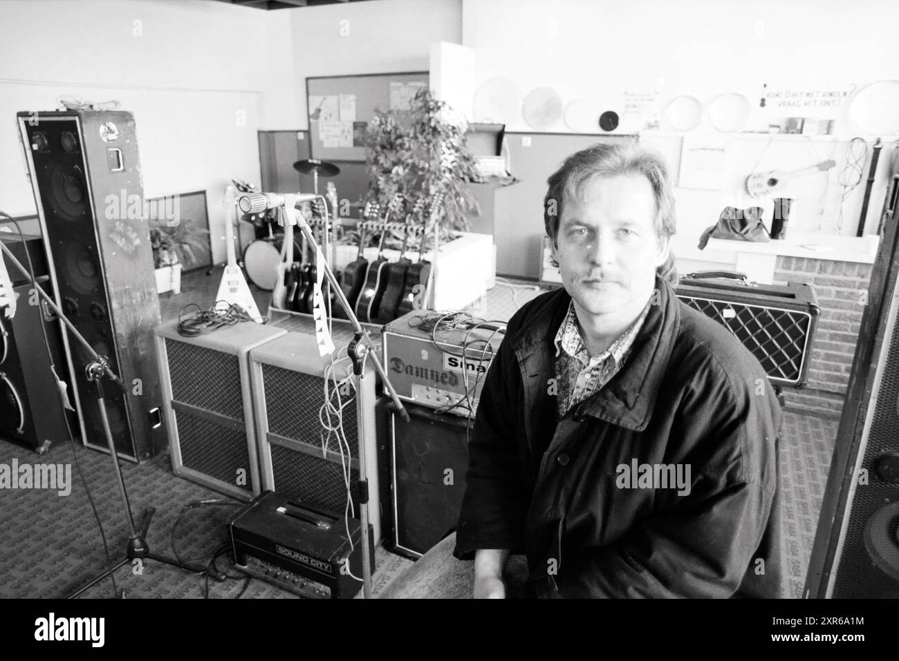 Magasin de musique IJmond pop, trucs de seconde main, musique, boutiques et kiosques, IJmuiden, pays-Bas, 29-03-1989, Whizgle Dutch News : des images historiques sur mesure pour l'avenir. Explorez le passé néerlandais avec des perspectives modernes grâce à des images d'agences néerlandaises. Concilier les événements d'hier avec les perspectives de demain. Embarquez pour un voyage intemporel avec des histoires qui façonnent notre avenir. Banque D'Images