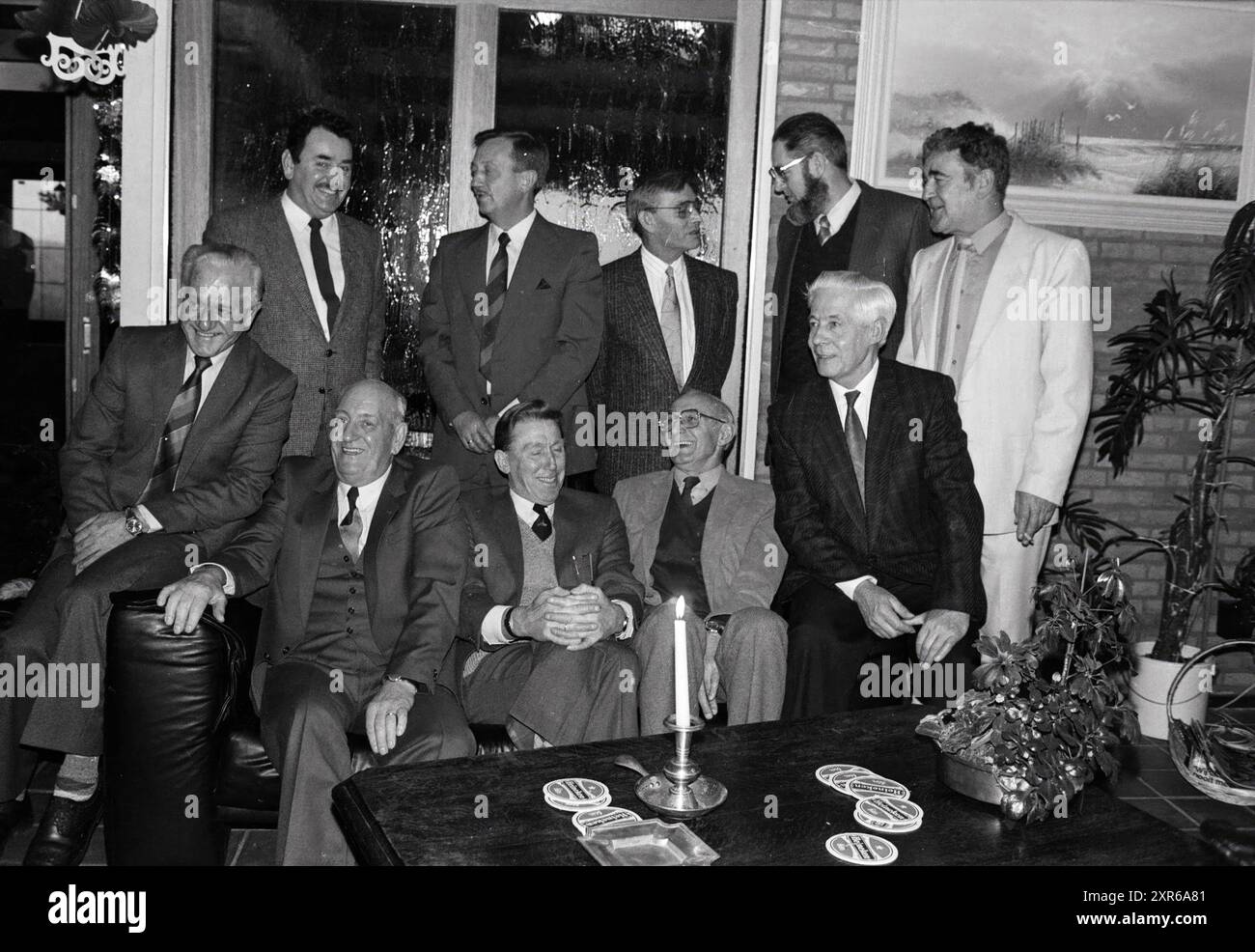 11 membres du service de la circulation dans le restaurant de préretraite Marande IJmuiden, Traffic, Safe Traffic, IJmuiden, pays-Bas, 21-12-1987, Whizgle Dutch News : des images historiques sur mesure pour l'avenir. Explorez le passé néerlandais avec des perspectives modernes grâce à des images d'agences néerlandaises. Concilier les événements d'hier avec les perspectives de demain. Embarquez pour un voyage intemporel avec des histoires qui façonnent notre avenir. Banque D'Images