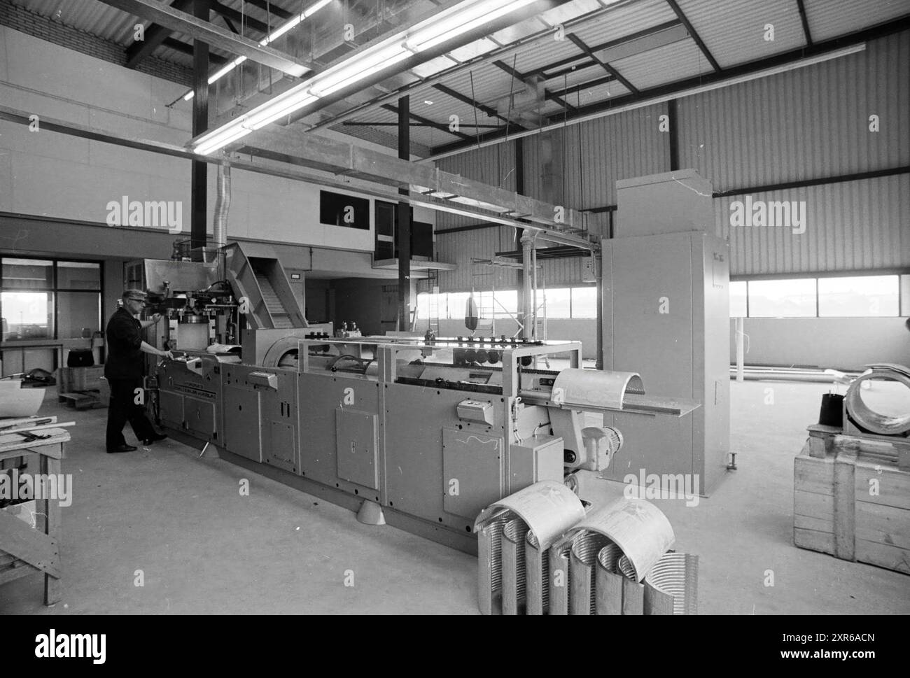 Intérieur et extérieur Nouvelle imprimerie H.D. + rotative press + stype, Haarlems Dagblad, etc. et IJmuider courant et Koeri, 17-09-1973, Whizgle Dutch News : images historiques sur mesure pour l'avenir. Explorez le passé néerlandais avec des perspectives modernes grâce à des images d'agences néerlandaises. Concilier les événements d'hier avec les perspectives de demain. Embarquez pour un voyage intemporel avec des histoires qui façonnent notre avenir. Banque D'Images