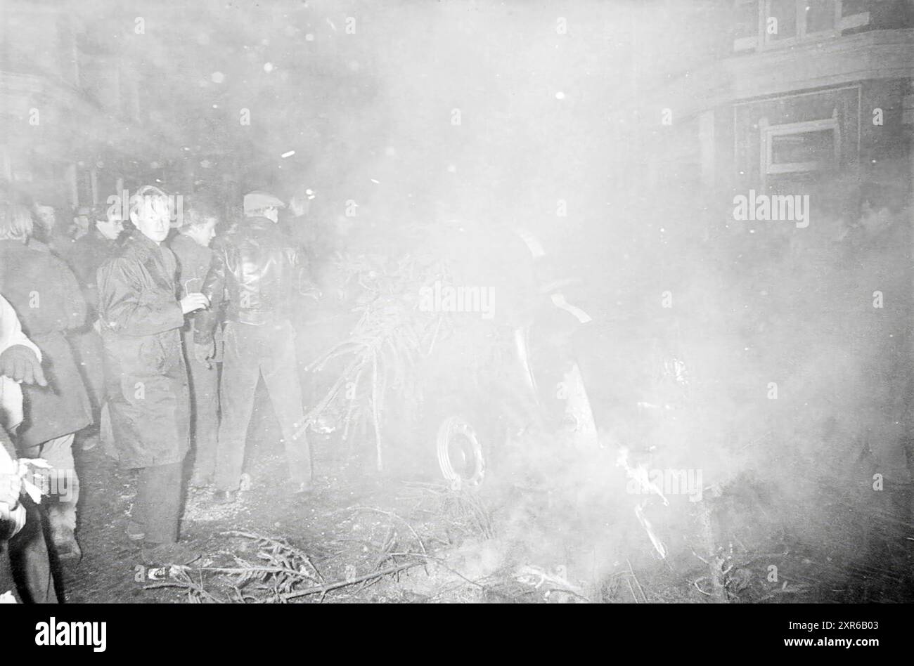Arbres de Noël à Haarlem + émeutes de la Saint-Sylvestre, incendies, pompiers, 01-01-1965, Whizgle Dutch News : images historiques sur mesure pour l'avenir. Explorez le passé néerlandais avec des perspectives modernes grâce à des images d'agences néerlandaises. Concilier les événements d'hier avec les perspectives de demain. Embarquez pour un voyage intemporel avec des histoires qui façonnent notre avenir. Banque D'Images