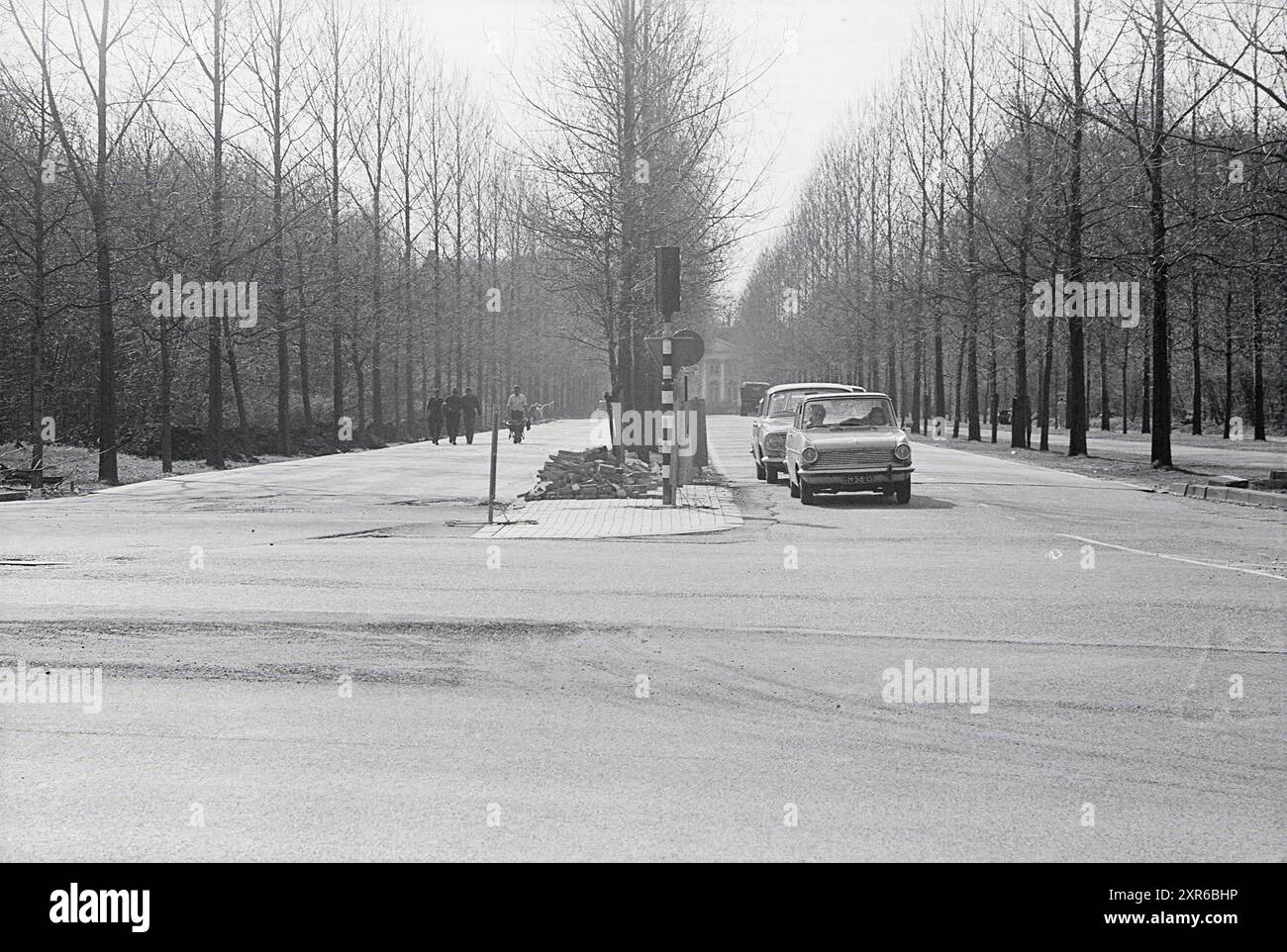 Route à quatre voies, Spanjaardslaan, routes, construction de routes, plantation de routes, Haarlem, Spanjaardslaan, pays-Bas, 20-04-1971, Whizgle Dutch News : des images historiques sur mesure pour l'avenir. Explorez le passé néerlandais avec des perspectives modernes grâce à des images d'agences néerlandaises. Concilier les événements d'hier avec les perspectives de demain. Embarquez pour un voyage intemporel avec des histoires qui façonnent notre avenir. Banque D'Images