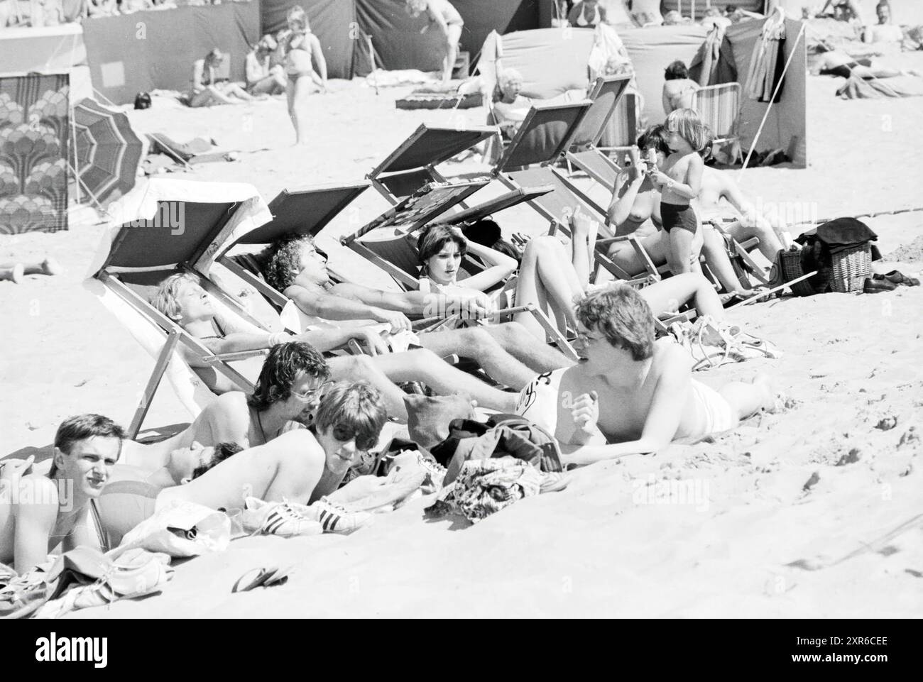 Route animée et plage Zandvoort, occupé, 28-05-1977, Whizgle Dutch News : images historiques sur mesure pour l'avenir. Explorez le passé néerlandais avec des perspectives modernes grâce à des images d'agences néerlandaises. Concilier les événements d'hier avec les perspectives de demain. Embarquez pour un voyage intemporel avec des histoires qui façonnent notre avenir. Banque D'Images Route animée et plage Zandvoort, occupé, 28-05-1977, Whizgle Dutch News : images historiques sur mesure pour l'avenir. Explorez le passé néerlandais avec des perspectives modernes grâce à des images d'agences néerlandaises. Concilier les événements d'hier avec les perspectives de demain. Embarquez pour un voyage intemporel avec des histoires qui façonnent notre avenir. Banque D'Images