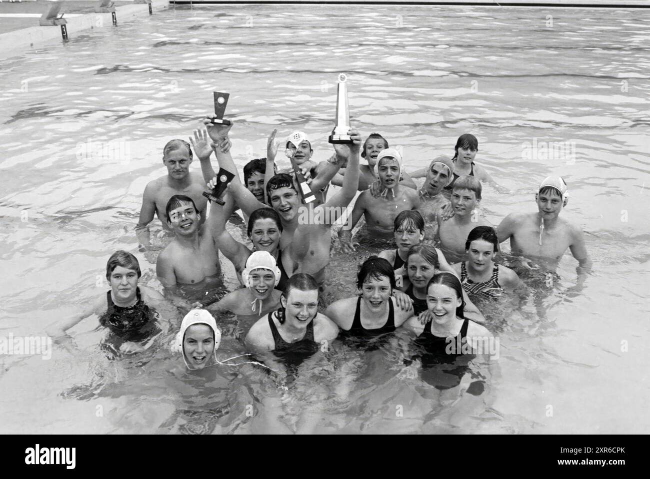 Équipe gagnante KZC hommes et femmes, Water Polo, 04-06-1979, Whizgle Dutch News : images historiques sur mesure pour l'avenir. Explorez le passé néerlandais avec des perspectives modernes grâce à des images d'agences néerlandaises. Concilier les événements d'hier avec les perspectives de demain. Embarquez pour un voyage intemporel avec des histoires qui façonnent notre avenir. Banque D'Images