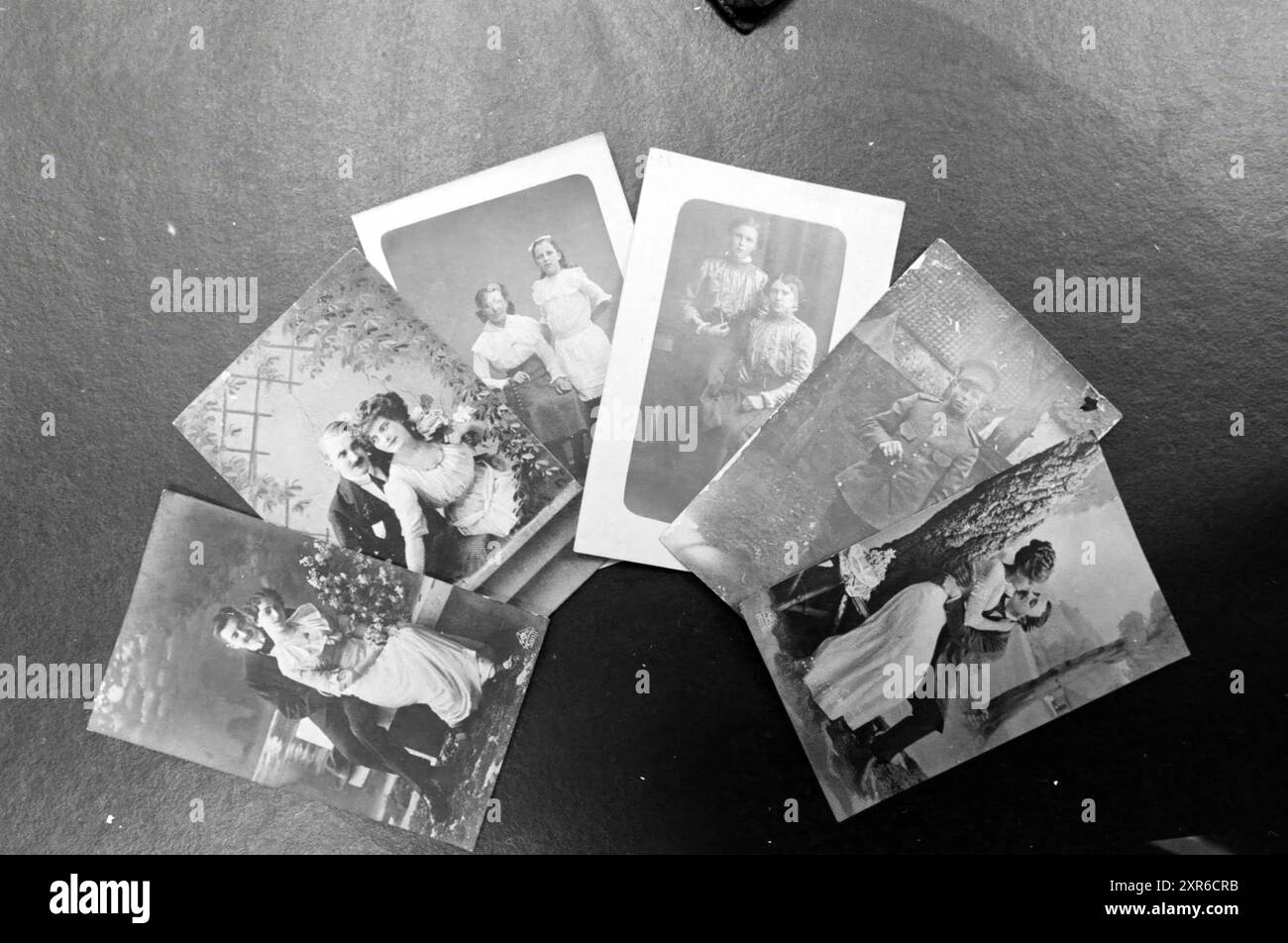 Gamme de vieilles photos de famille, Whizgle Dutch News : des images historiques sur mesure pour l'avenir. Explorez le passé néerlandais avec des perspectives modernes grâce à des images d'agences néerlandaises. Concilier les événements d'hier avec les perspectives de demain. Embarquez pour un voyage intemporel avec des histoires qui façonnent notre avenir. Banque D'Images