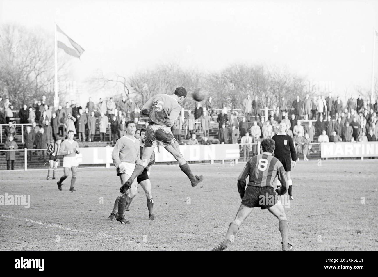 Match de football EDO. En arrière-plan, vous pouvez voir le Jan Gijzenkade et l'église notre-Dame des sept douleurs sur le Rijksstraatweg à Haarlem, Haarlem, pays-Bas, Whizgle Dutch News : images historiques adaptées pour l'avenir. Explorez le passé néerlandais avec des perspectives modernes grâce à des images d'agences néerlandaises. Concilier les événements d'hier avec les perspectives de demain. Embarquez pour un voyage intemporel avec des histoires qui façonnent notre avenir. Banque D'Images