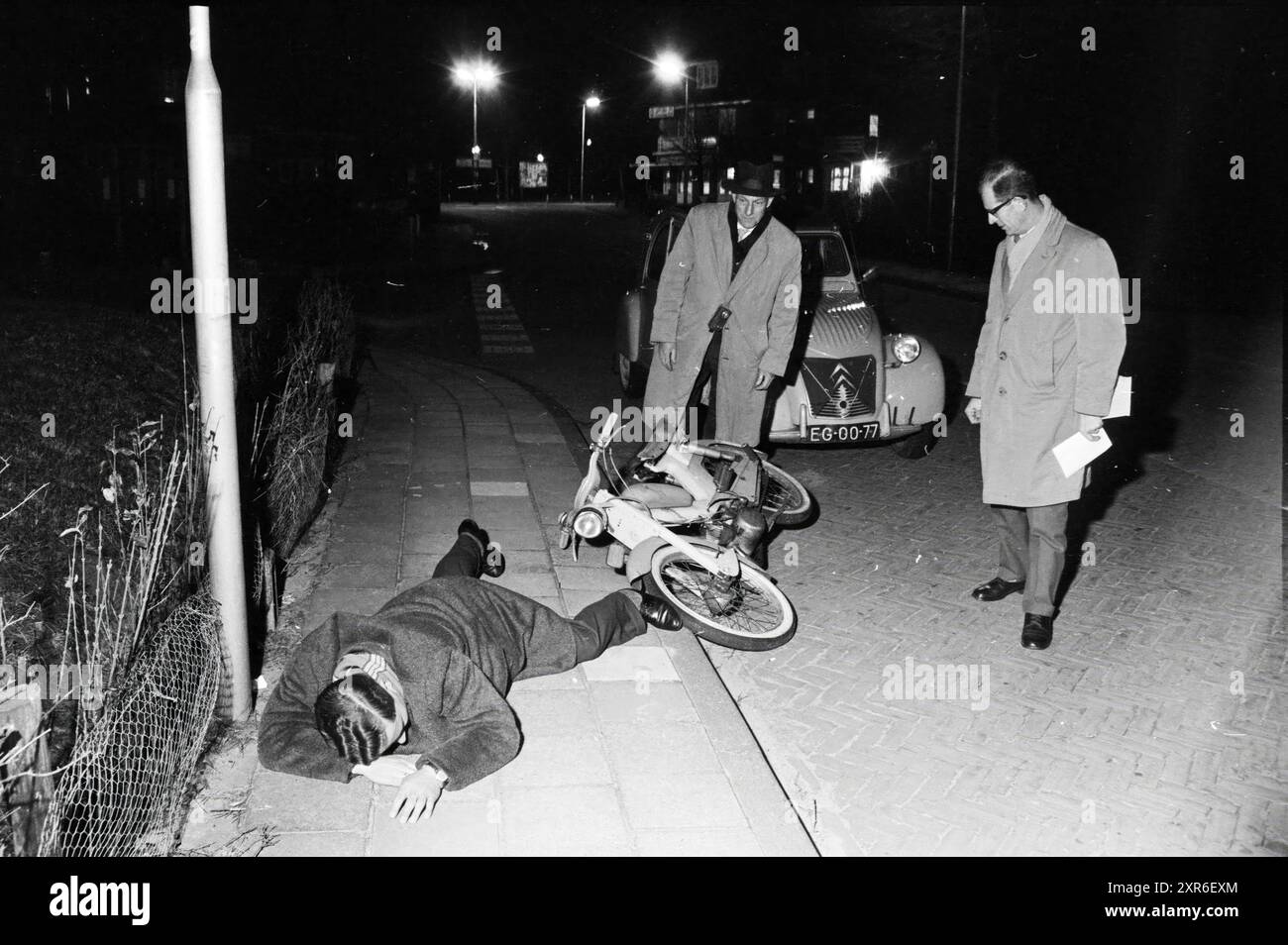 Pseudo-accident avec cyclomoteur, 00-00-1960, Whizgle Dutch News : des images historiques sur mesure pour l'avenir. Explorez le passé néerlandais avec des perspectives modernes grâce à des images d'agences néerlandaises. Concilier les événements d'hier avec les perspectives de demain. Embarquez pour un voyage intemporel avec des histoires qui façonnent notre avenir. Banque D'Images