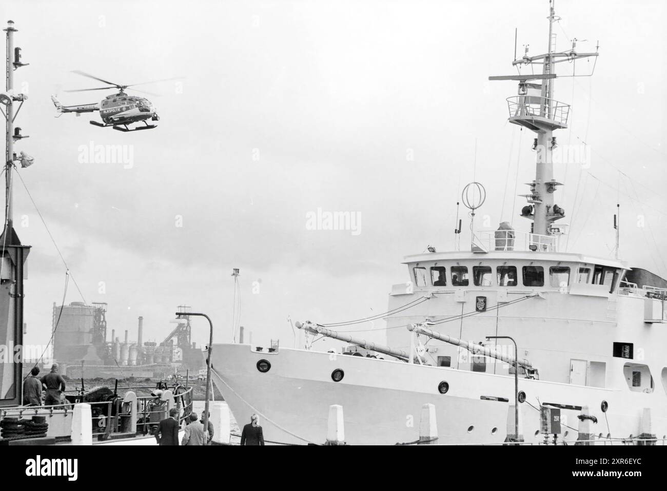 Navire de levé hydrographique HR.Ms. Blommendaal et hélicoptère de la police nationale, IJmuiden, pays-Bas, 27-08-1979, Whizgle Dutch News : images historiques sur mesure pour l'avenir. Explorez le passé néerlandais avec des perspectives modernes grâce à des images d'agences néerlandaises. Concilier les événements d'hier avec les perspectives de demain. Embarquez pour un voyage intemporel avec des histoires qui façonnent notre avenir. Banque D'Images