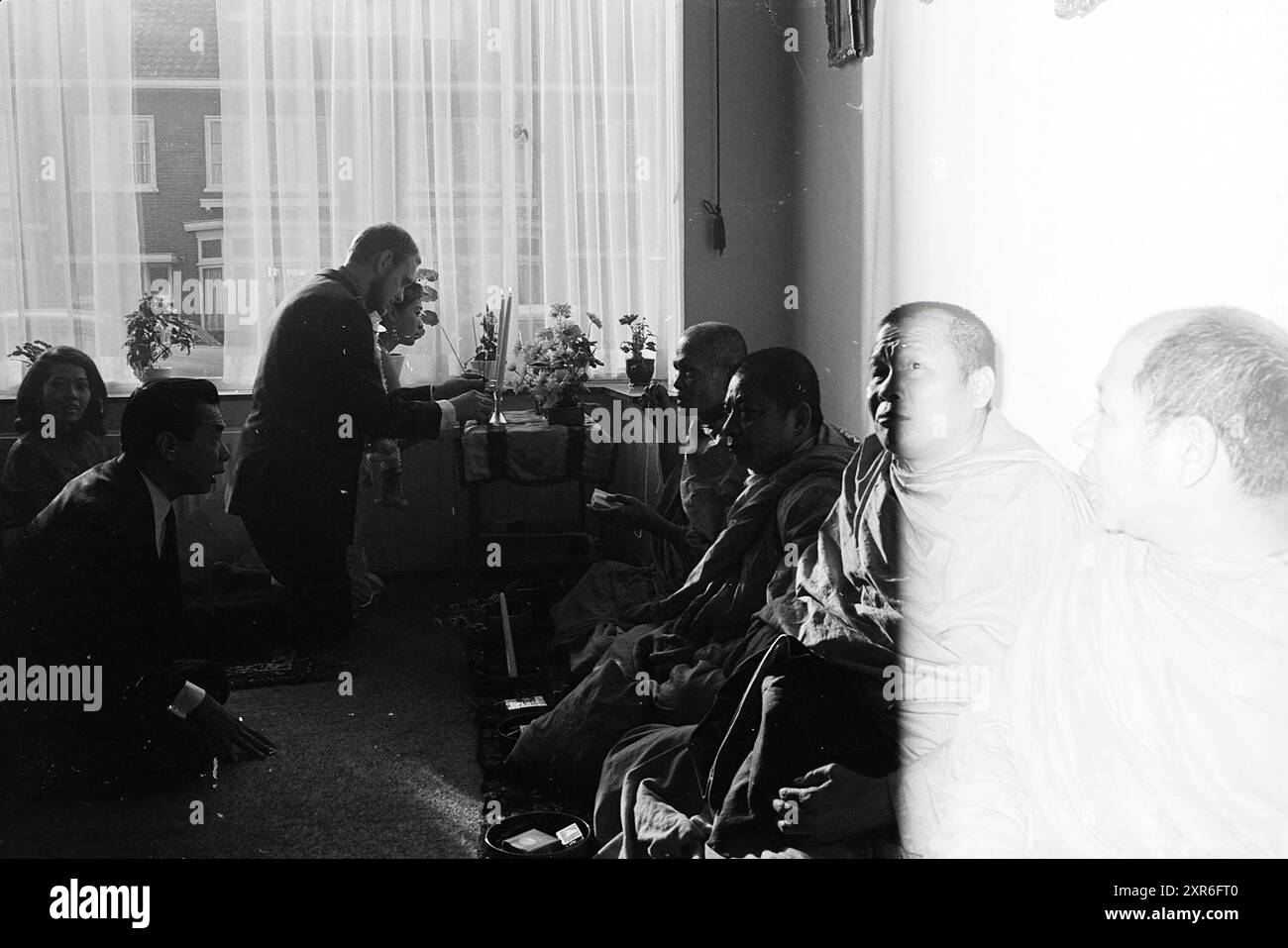 Mariage bouddhiste, mariage, 10-11-1968, Whizgle Dutch News : images historiques sur mesure pour l'avenir. Explorez le passé néerlandais avec des perspectives modernes grâce à des images d'agences néerlandaises. Concilier les événements d'hier avec les perspectives de demain. Embarquez pour un voyage intemporel avec des histoires qui façonnent notre avenir. Banque D'Images