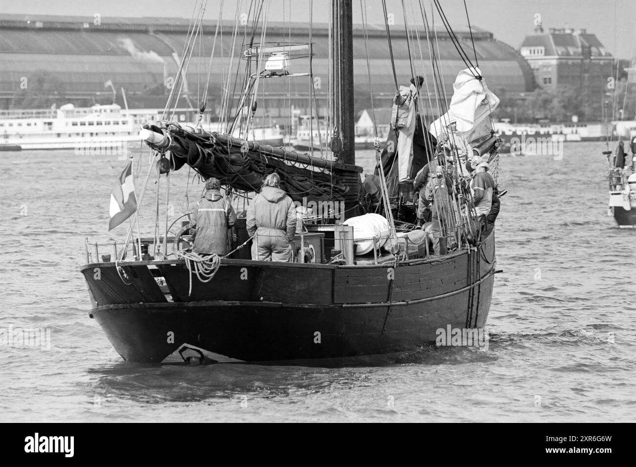 Départ de la course des classiques A'dam avec des navires classiques, Amsterdam, Afgesloten IJ, pays-Bas, 22-04-1991, Whizgle Dutch News : des images historiques sur mesure pour l'avenir. Explorez le passé néerlandais avec des perspectives modernes grâce à des images d'agences néerlandaises. Concilier les événements d'hier avec les perspectives de demain. Embarquez pour un voyage intemporel avec des histoires qui façonnent notre avenir. Banque D'Images