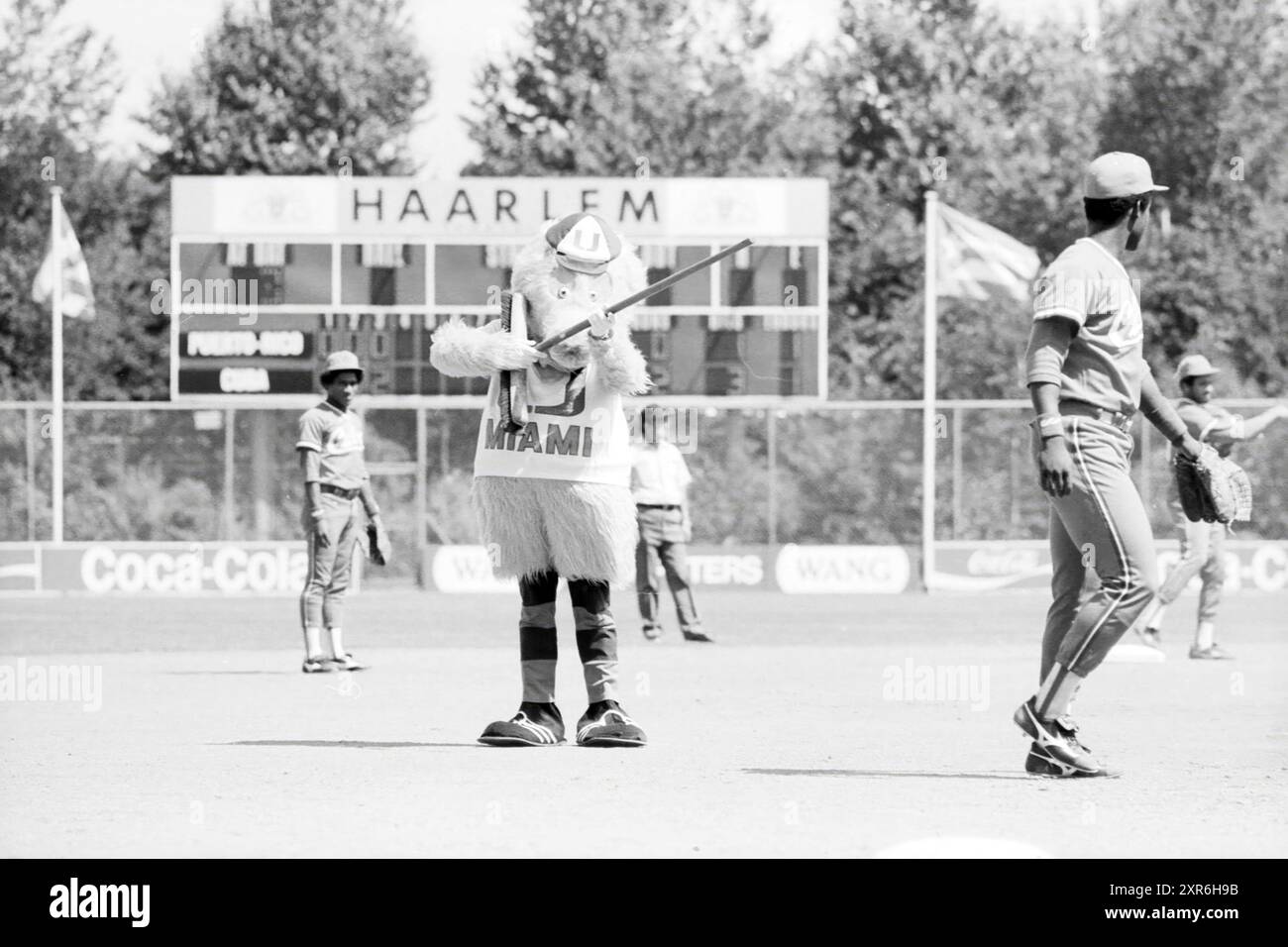 Ouverture de la Coupe du monde de baseball, Championnats du monde de baseball 1986, 19-07-1986, Whizgle Dutch News : images historiques adaptées pour l'avenir. Explorez le passé néerlandais avec des perspectives modernes grâce à des images d'agences néerlandaises. Concilier les événements d'hier avec les perspectives de demain. Embarquez pour un voyage intemporel avec des histoires qui façonnent notre avenir. Banque D'Images