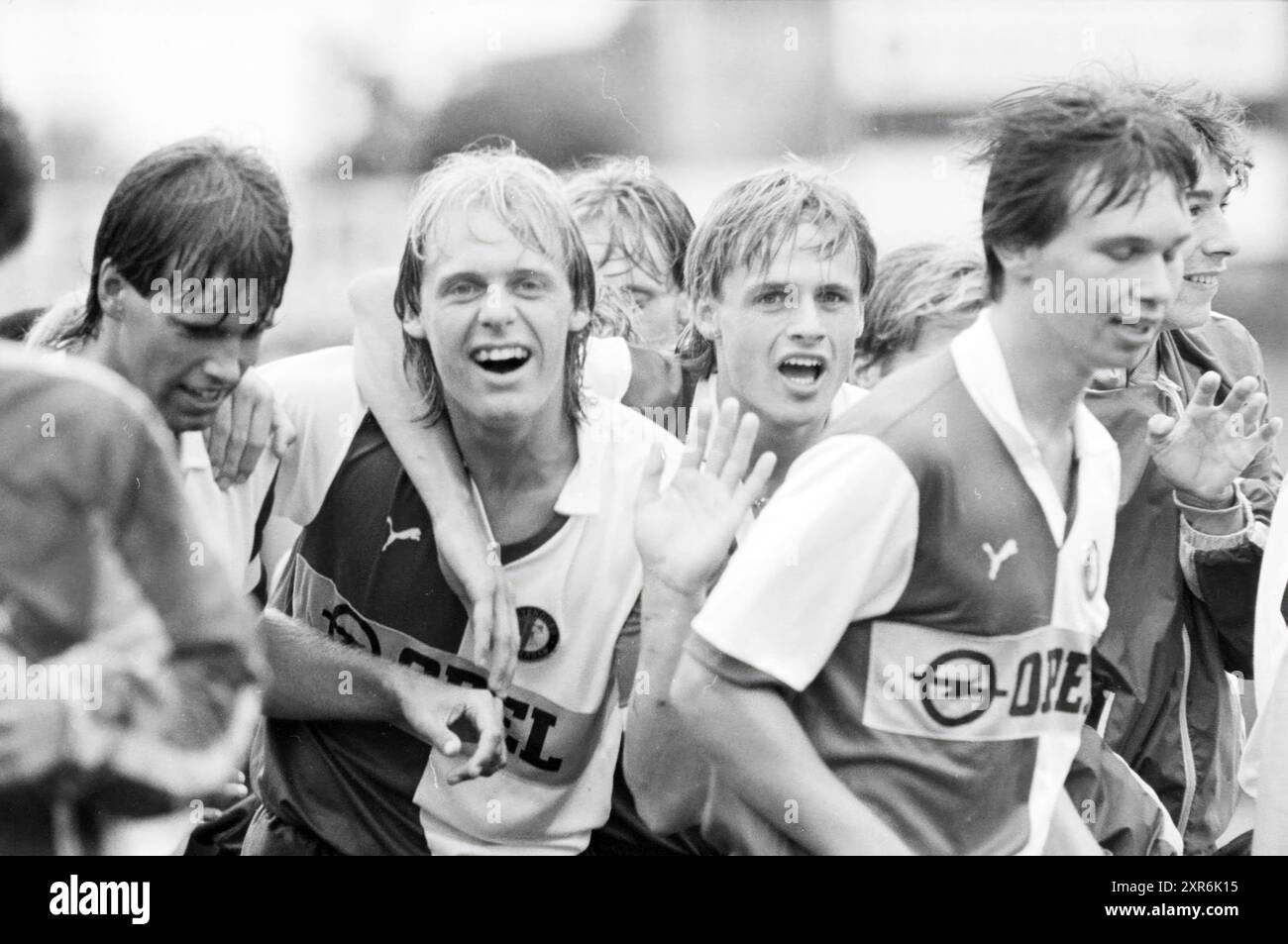 Finale du tournoi de football jeunesse Ajax - Feyenoord et cérémonie de remise des prix Football Ajax, Haarlem, Jan Gijzenkade, pays-Bas, 04-08-1985, Whizgle Dutch News : des images historiques sur mesure pour l'avenir. Explorez le passé néerlandais avec des perspectives modernes grâce à des images d'agences néerlandaises. Concilier les événements d'hier avec les perspectives de demain. Embarquez pour un voyage intemporel avec des histoires qui façonnent notre avenir. Banque D'Images