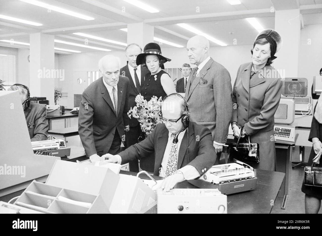 Ouverture de la radio Scheveningen, réceptions royales et visites royales, ouverture, ouvertures, mise en service, 17-11-1971, Whizgle Dutch News : des images historiques sur mesure pour l'avenir. Explorez le passé néerlandais avec des perspectives modernes grâce à des images d'agences néerlandaises. Concilier les événements d'hier avec les perspectives de demain. Embarquez pour un voyage intemporel avec des histoires qui façonnent notre avenir. Banque D'Images