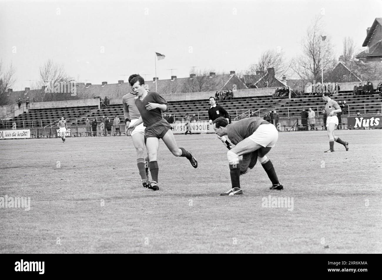 Haarlem - Volendam 0-2, Football, 10-03-1963, Whizgle Dutch News : des images historiques sur mesure pour l'avenir. Explorez le passé néerlandais avec des perspectives modernes grâce à des images d'agences néerlandaises. Concilier les événements d'hier avec les perspectives de demain. Embarquez pour un voyage intemporel avec des histoires qui façonnent notre avenir. Banque D'Images