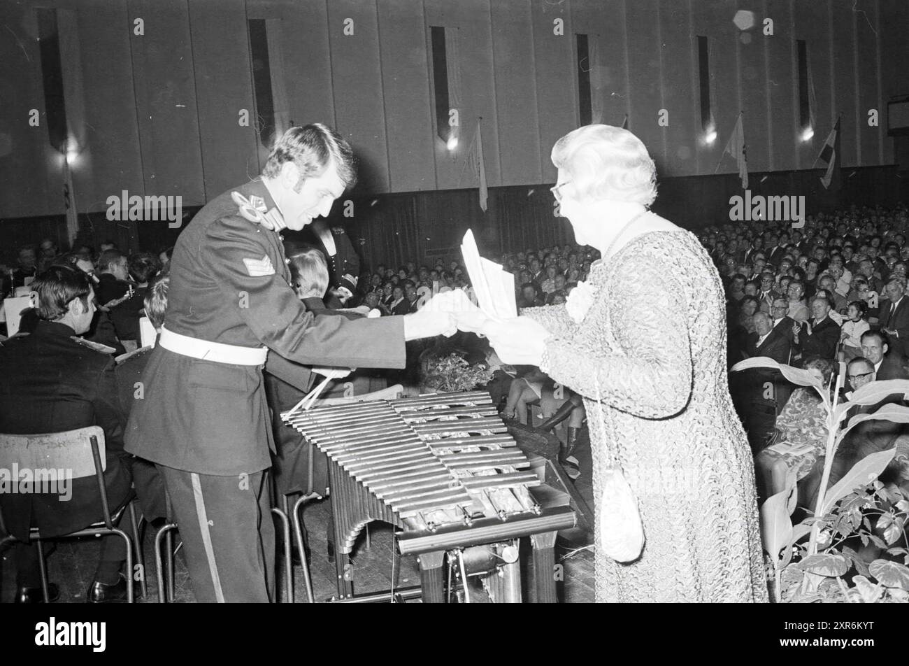 Adieu à une dame dans une grande salle avec une chapelle de police, Whizgle Dutch News : images historiques sur mesure pour l'avenir. Explorez le passé néerlandais avec des perspectives modernes grâce à des images d'agences néerlandaises. Concilier les événements d'hier avec les perspectives de demain. Embarquez pour un voyage intemporel avec des histoires qui façonnent notre avenir. Banque D'Images