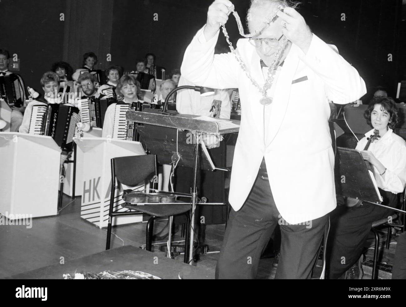 Joseph Stanek [Maire de Svtlá nad Sázavou, République tchèque] + Maire Schmitz, 24-11-1990, Whizgle Dutch News : des images historiques sur mesure pour l'avenir. Explorez le passé néerlandais avec des perspectives modernes grâce à des images d'agences néerlandaises. Concilier les événements d'hier avec les perspectives de demain. Embarquez pour un voyage intemporel avec des histoires qui façonnent notre avenir. Banque D'Images