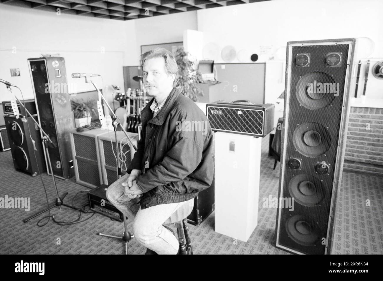 Magasin de musique IJmond pop, trucs de seconde main, musique, boutiques et kiosques, IJmuiden, pays-Bas, 29-03-1989, Whizgle Dutch News : des images historiques sur mesure pour l'avenir. Explorez le passé néerlandais avec des perspectives modernes grâce à des images d'agences néerlandaises. Concilier les événements d'hier avec les perspectives de demain. Embarquez pour un voyage intemporel avec des histoires qui façonnent notre avenir. Banque D'Images