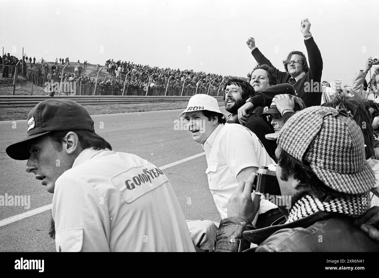 Grand Prix à Zandvoort, le vainqueur était James Hunt, Grand Prix, Zandvoort, Burgemeester van Alphenstraat, 22-06-1975, Whizgle Dutch News : des images historiques sur mesure pour l'avenir. Explorez le passé néerlandais avec des perspectives modernes grâce à des images d'agences néerlandaises. Concilier les événements d'hier avec les perspectives de demain. Embarquez pour un voyage intemporel avec des histoires qui façonnent notre avenir. Banque D'Images