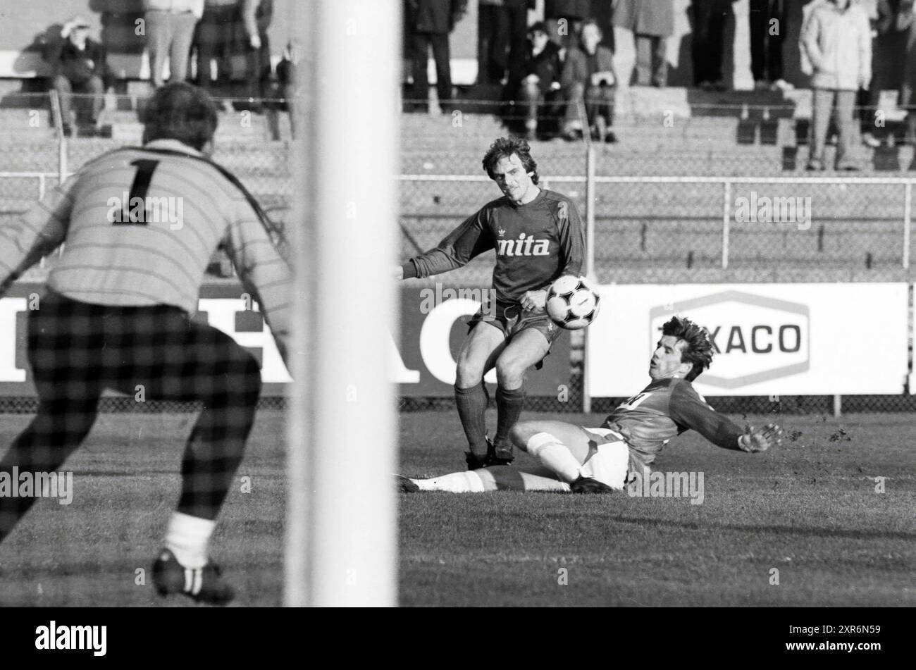 Football Haarlem - F.C. Utrecht 5-1, Haarlem, Jan Gijzenkade, pays-Bas, 04-12-1983, Whizgle Dutch News : des images historiques sur mesure pour l'avenir. Explorez le passé néerlandais avec des perspectives modernes grâce à des images d'agences néerlandaises. Concilier les événements d'hier avec les perspectives de demain. Embarquez pour un voyage intemporel avec des histoires qui façonnent notre avenir. Banque D'Images