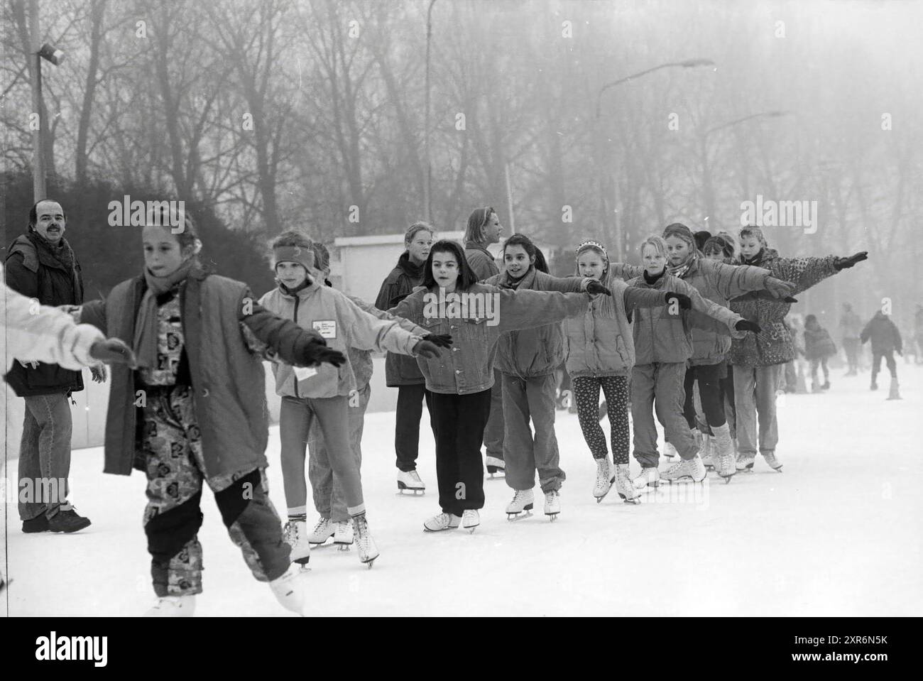 Patinage artistique, leçon de patinoire, Haarlem, pays-Bas, 13-01-1995, Whizgle Dutch News : des images historiques sur mesure pour l'avenir. Explorez le passé néerlandais avec des perspectives modernes grâce à des images d'agences néerlandaises. Concilier les événements d'hier avec les perspectives de demain. Embarquez pour un voyage intemporel avec des histoires qui façonnent notre avenir. Banque D'Images
