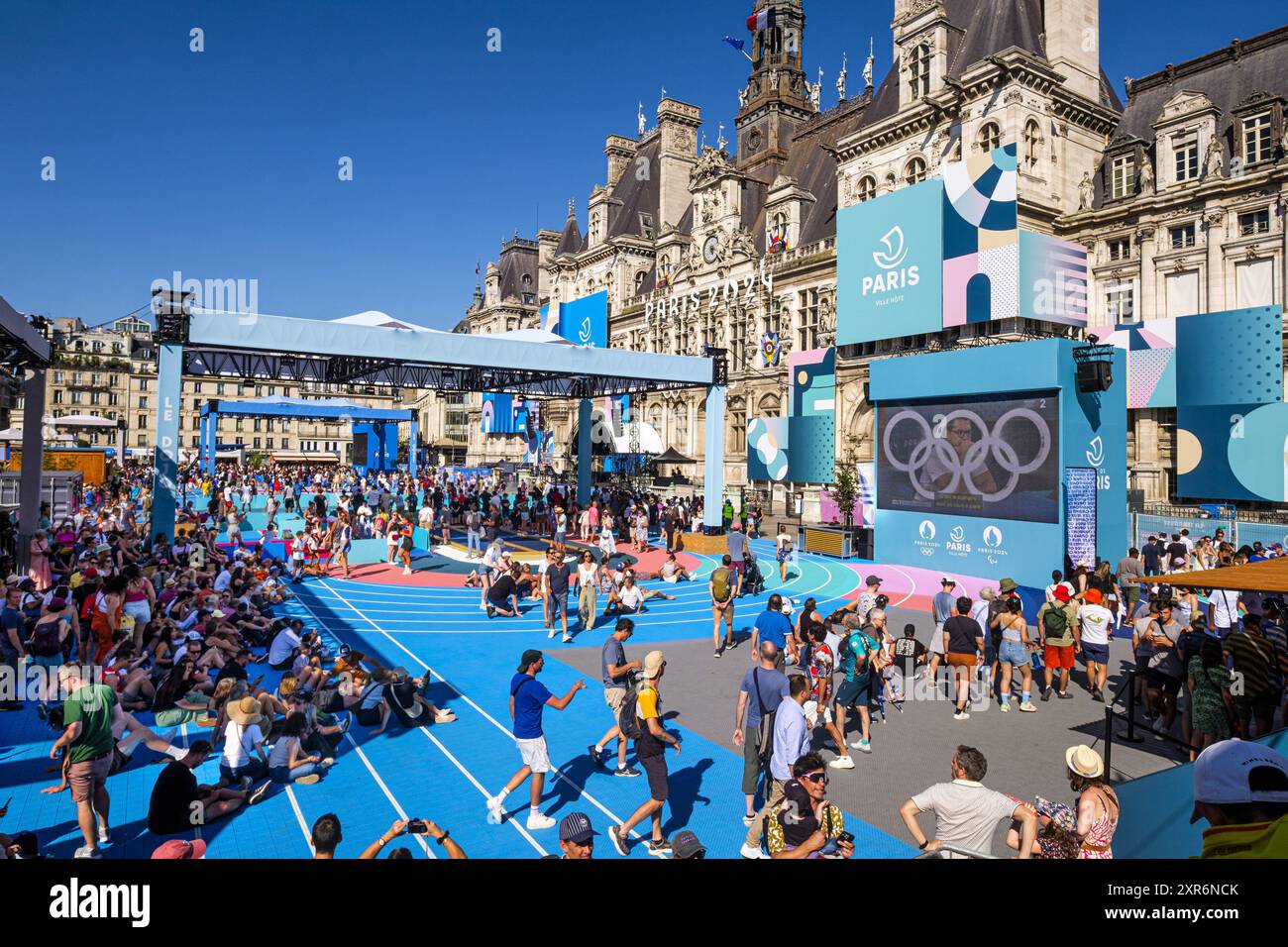 FRANCE. PARIS (75) (4E ARRONDISSEMENT) PARIS 2024 JEUX OLYMPIQUES. 2024-08-05 : 'LA TERRASSE DES JEUX', ZONE VENTILATEUR INSTALLÉE SUR LE PARVIS DE LA MAIRIE Banque D'Images