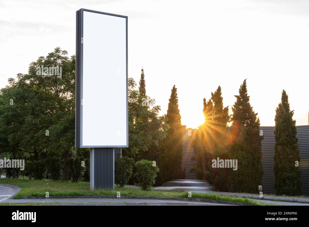 Panneau d'affichage blanc vertical dans la ville - maquette pour la publicité - ressources graphiques Banque D'Images