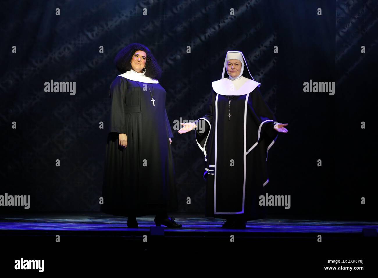 Sydney, Australie. 9 août 2024. Une avant-première spéciale sur scène, en costume complet, d'extraits de chansons de la nouvelle comédie musicale Sister Act avant la soirée d'ouverture officielle de la première australienne le dimanche 11 août au Capitol Theatre. Avec Casey Donovan, Genevieve Lemon, Rhonda Burchmore et toute la distribution de Sister Act. Sur la photo : Casey Donovan dans le rôle de Deloris Van Cartier et Genevieve Lemon dans le rôle de mère supérieure. Crédit : Richard Milnes/Alamy Live News Banque D'Images