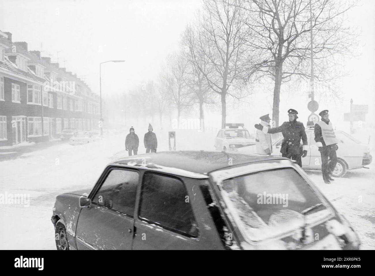 Vondelweg a neigé, neige, Haarlem, Vondelweg, pays-Bas, 16-02-1979, Whizgle Dutch News : des images historiques sur mesure pour l'avenir. Explorez le passé néerlandais avec des perspectives modernes grâce à des images d'agences néerlandaises. Concilier les événements d'hier avec les perspectives de demain. Embarquez pour un voyage intemporel avec des histoires qui façonnent notre avenir. Banque D'Images