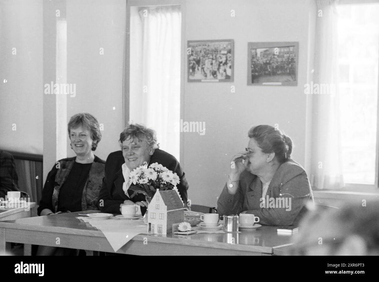 Burg. Schmitz et Burg. Dales en visite de travail, Leidseplein 49, Burgemeesters, Haarlem, Leidseplein, pays-Bas, 30-03-1989, Whizgle Dutch News : des images historiques sur mesure pour l'avenir. Explorez le passé néerlandais avec des perspectives modernes grâce à des images d'agences néerlandaises. Concilier les événements d'hier avec les perspectives de demain. Embarquez pour un voyage intemporel avec des histoires qui façonnent notre avenir. Banque D'Images