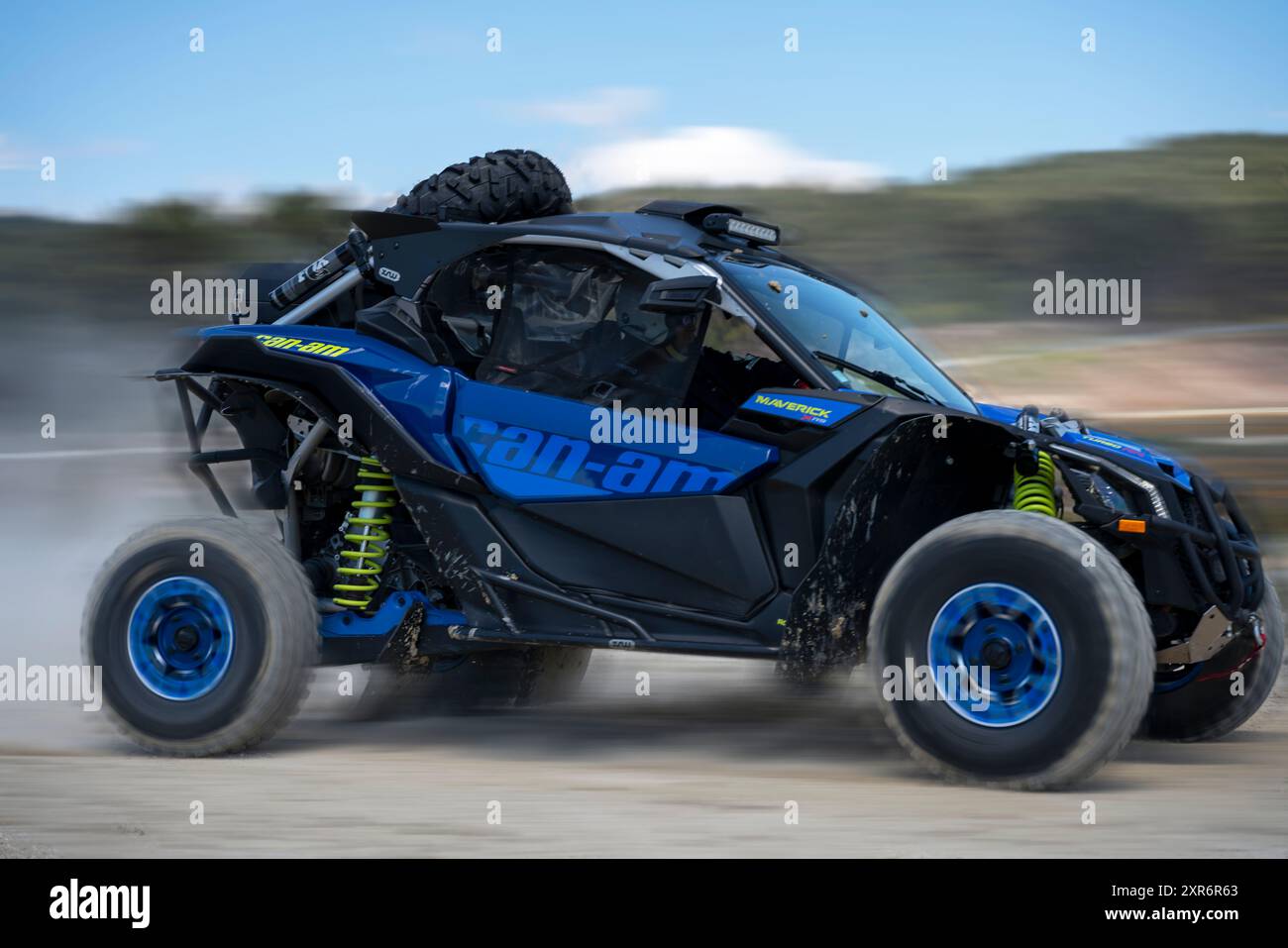Buggy de rallye Can-Am Maverick X RS en compétition sur terre Banque D'Images