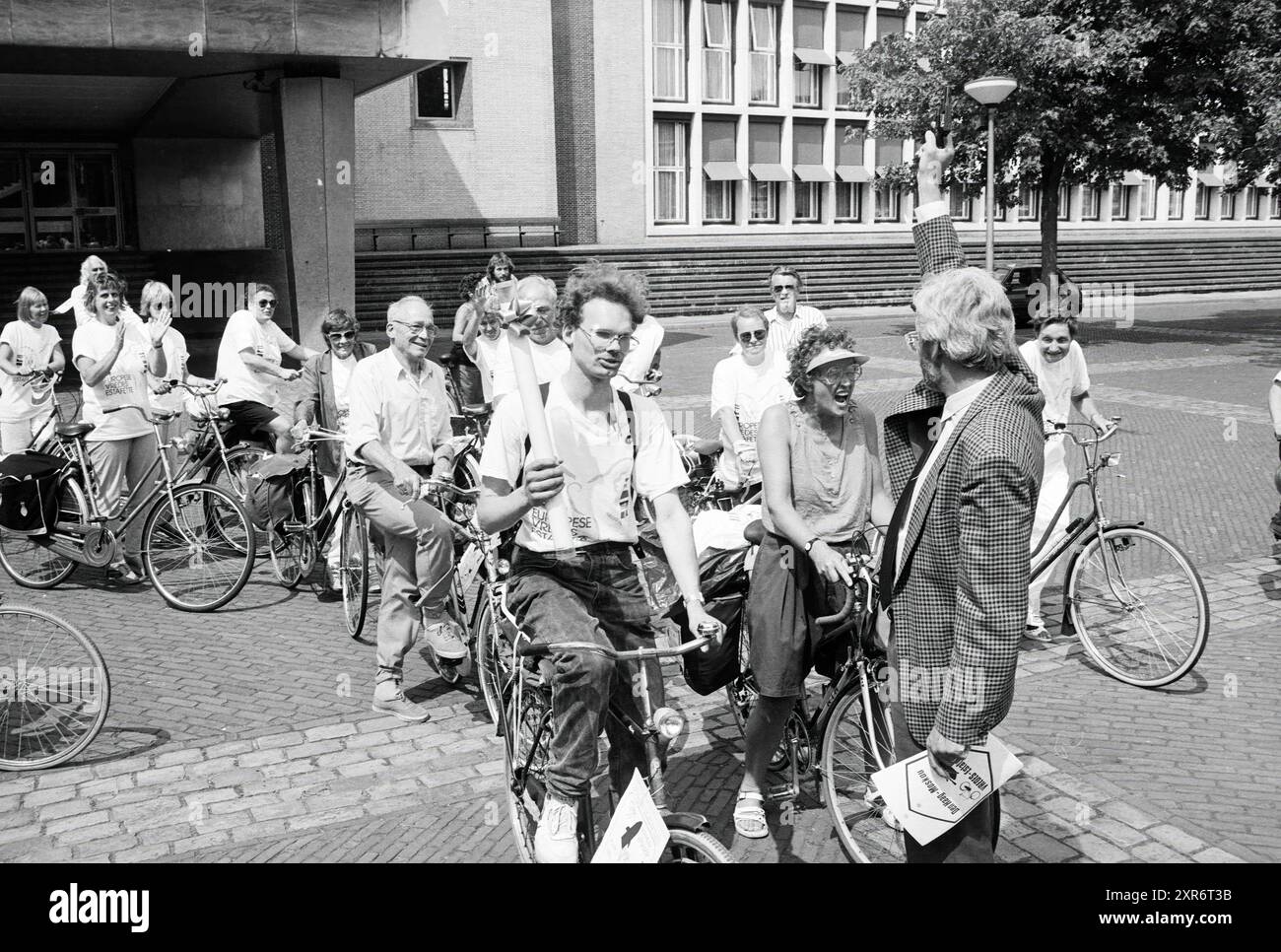 Départ relais paix IJmuiden, cyclisme, pistes cyclables, cyclistes, cyclisme, pistes cyclables, cyclistes, Start, Start, IJmuiden, pays-Bas, 05-07-1989, Whizgle Dutch News : des images historiques sur mesure pour l'avenir. Explorez le passé néerlandais avec des perspectives modernes grâce à des images d'agences néerlandaises. Concilier les événements d'hier avec les perspectives de demain. Embarquez pour un voyage intemporel avec des histoires qui façonnent notre avenir. Banque D'Images