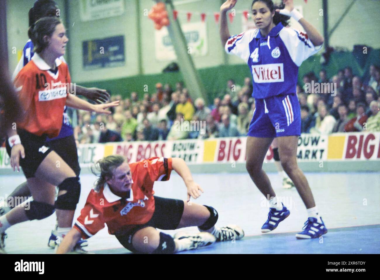 HHW Ladies : pays-Bas - France, 22-11-1997, Whizgle Dutch News : images historiques sur mesure pour l'avenir. Explorez le passé néerlandais avec des perspectives modernes grâce à des images d'agences néerlandaises. Concilier les événements d'hier avec les perspectives de demain. Embarquez pour un voyage intemporel avec des histoires qui façonnent notre avenir. Banque D'Images