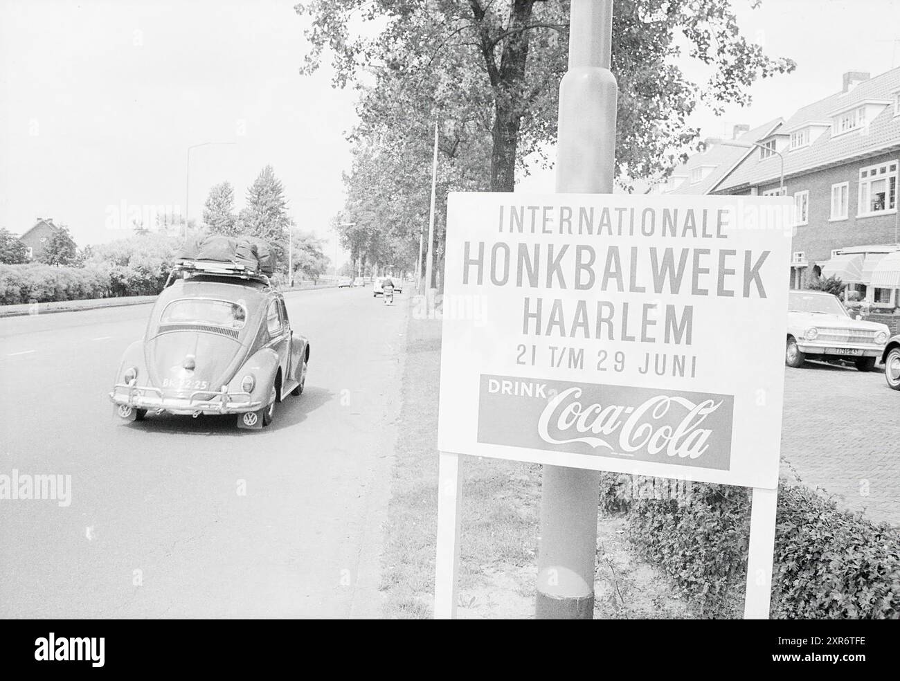 Panneau routier Coca Cola, panneaux, Haarlem, Delftlaan, pays-Bas, 28-06-1969, Whizgle Dutch News : des images historiques sur mesure pour l'avenir. Explorez le passé néerlandais avec des perspectives modernes grâce à des images d'agences néerlandaises. Concilier les événements d'hier avec les perspectives de demain. Embarquez pour un voyage intemporel avec des histoires qui façonnent notre avenir. Banque D'Images