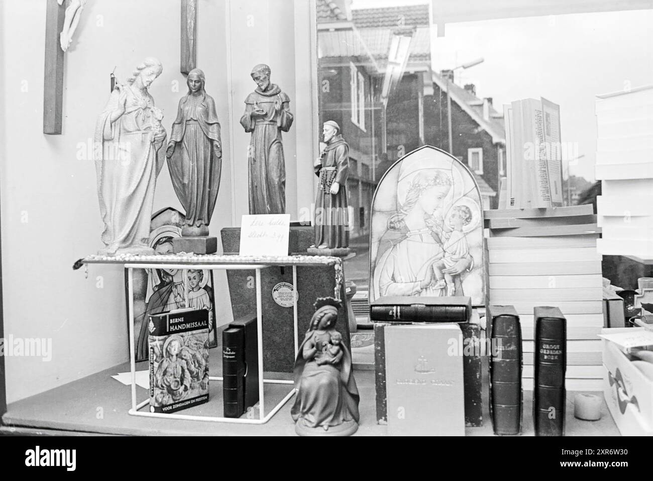 Vitrine avec des objets religieux, Whizgle Dutch News : images historiques sur mesure pour l'avenir. Explorez le passé néerlandais avec des perspectives modernes grâce à des images d'agences néerlandaises. Concilier les événements d'hier avec les perspectives de demain. Embarquez pour un voyage intemporel avec des histoires qui façonnent notre avenir. Banque D'Images