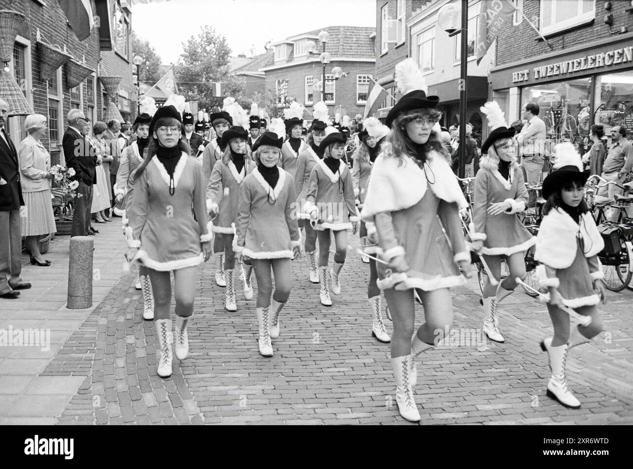 Ouverture de la promenade lisse avec, entre autres, le groupe de musique Canite tuba. Ouverture, ouvertures, mise en service, boutiques et kiosques., lisse, 04-09-1980, Whizgle Dutch News : des images historiques sur mesure pour l'avenir. Explorez le passé néerlandais avec des perspectives modernes grâce à des images d'agences néerlandaises. Concilier les événements d'hier avec les perspectives de demain. Embarquez pour un voyage intemporel avec des histoires qui façonnent notre avenir. Banque D'Images