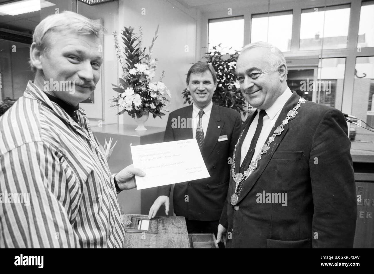 Présentation du chèque de 2 500 florins de la Banque NMB à Stichting Het Dak à Nieuw-Vennep, 12-01-1988, Whizgle Dutch News : images historiques adaptées à l'avenir. Explorez le passé néerlandais avec des perspectives modernes grâce à des images d'agences néerlandaises. Concilier les événements d'hier avec les perspectives de demain. Embarquez pour un voyage intemporel avec des histoires qui façonnent notre avenir. Banque D'Images