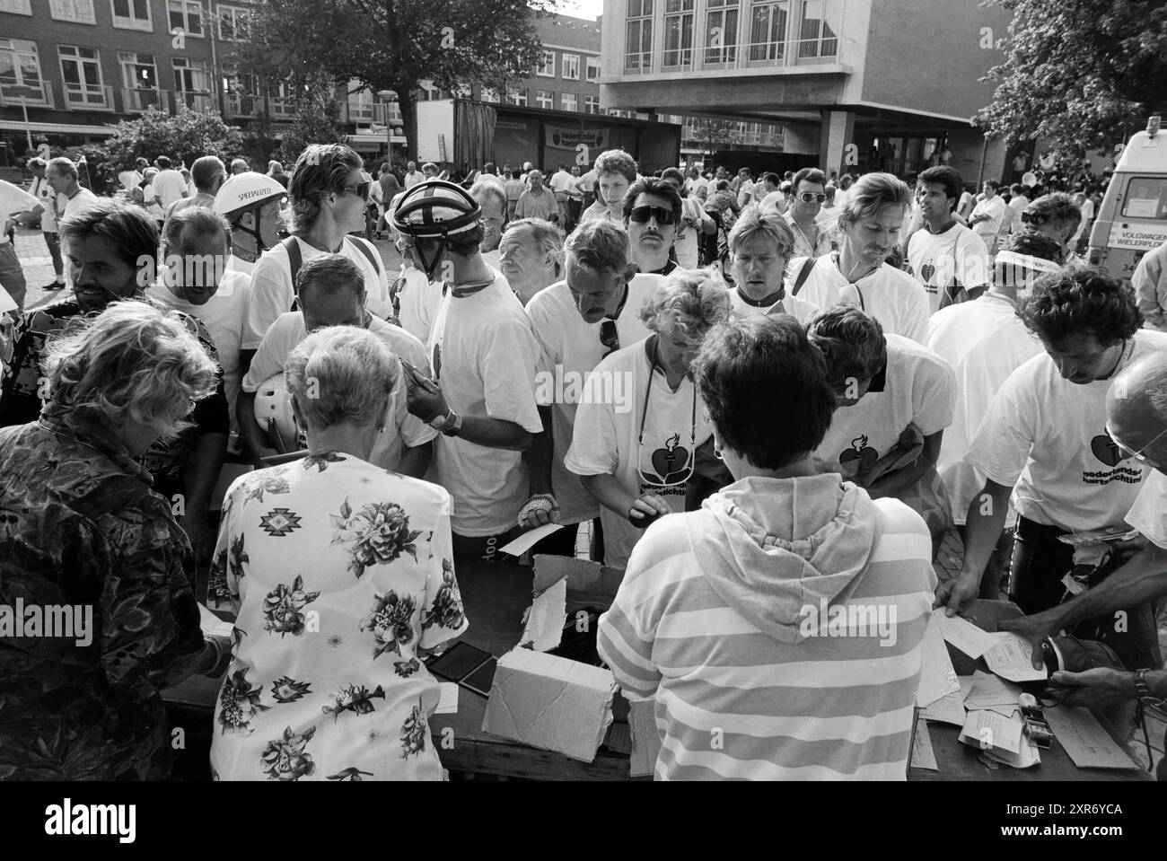 Arrivée de deux cents cyclistes à IJmuiden, IJmuiden, Nederland, 12-06-1992, Whizgle Dutch News : des images historiques sur mesure pour l'avenir. Explorez le passé néerlandais avec des perspectives modernes grâce à des images d'agences néerlandaises. Concilier les événements d'hier avec les perspectives de demain. Embarquez pour un voyage intemporel avec des histoires qui façonnent notre avenir. Banque D'Images