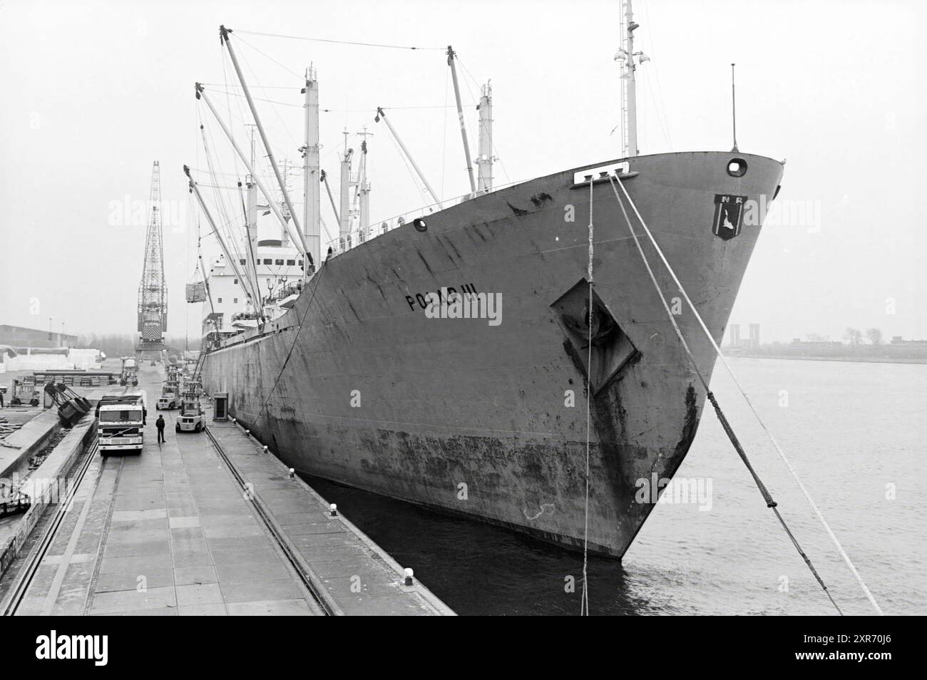 Chargement de poisson au fourgon. Navire Gelder Polar 3, navires, pêche et autres, poissonniers, pêche, 27-10-1981, Whizgle Dutch News : des images historiques sur mesure pour l'avenir. Explorez le passé néerlandais avec des perspectives modernes grâce à des images d'agences néerlandaises. Concilier les événements d'hier avec les perspectives de demain. Embarquez pour un voyage intemporel avec des histoires qui façonnent notre avenir. Banque D'Images