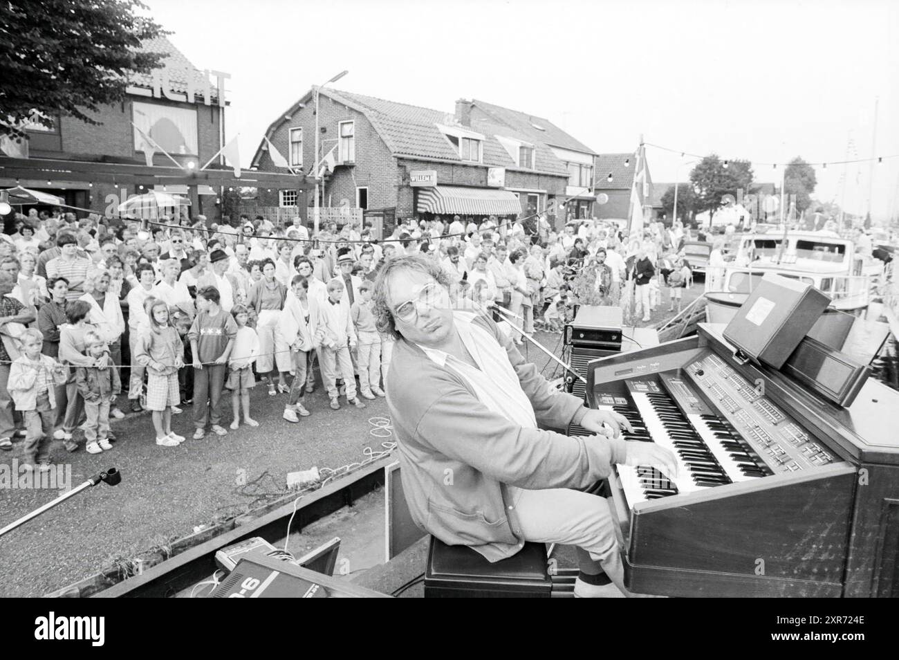 Musique d'orgue sur les bateaux Buitenkaag, orgues et organistes, 10-08-1986, Whizgle Dutch News : images historiques sur mesure pour l'avenir. Explorez le passé néerlandais avec des perspectives modernes grâce à des images d'agences néerlandaises. Concilier les événements d'hier avec les perspectives de demain. Embarquez pour un voyage intemporel avec des histoires qui façonnent notre avenir. Banque D'Images