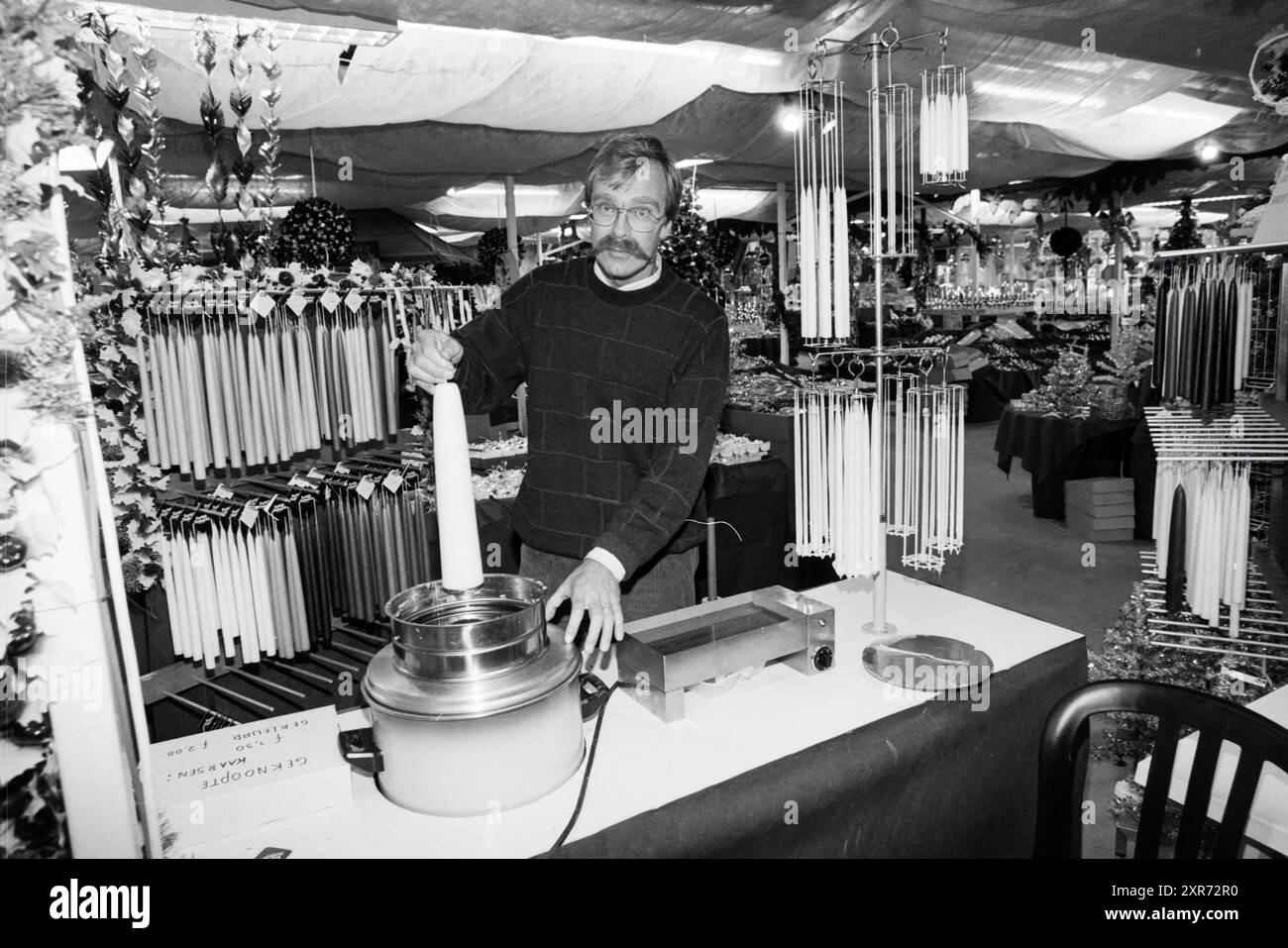 Fabricant de bougies sur un marché de Noël, 28-11-1989, Whizgle Dutch News : images historiques sur mesure pour l'avenir. Explorez le passé néerlandais avec des perspectives modernes grâce à des images d'agences néerlandaises. Concilier les événements d'hier avec les perspectives de demain. Embarquez pour un voyage intemporel avec des histoires qui façonnent notre avenir. Banque D'Images