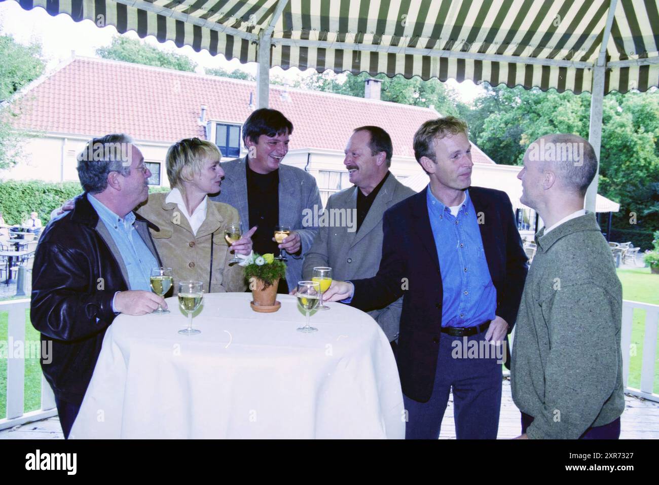 Présentation du chèque à Stichting Eigen Vaart Heemstede de ING Bank Heemstede, Heemstede, pays-Bas, 11-10-1999, Whizgle Dutch News : des images historiques sur mesure pour l'avenir. Explorez le passé néerlandais avec des perspectives modernes grâce à des images d'agences néerlandaises. Concilier les événements d'hier avec les perspectives de demain. Embarquez pour un voyage intemporel avec des histoires qui façonnent notre avenir. Banque D'Images