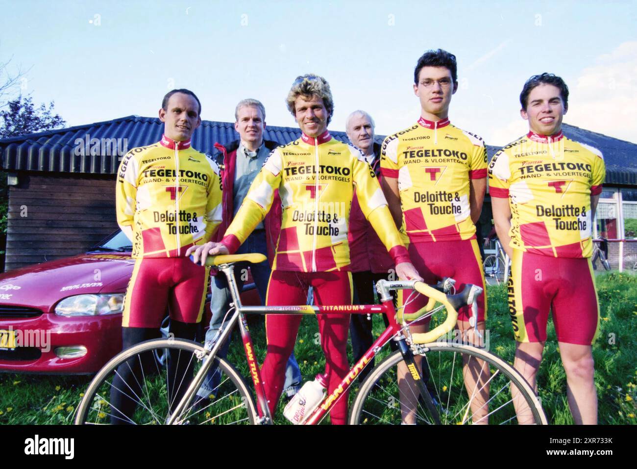 Équipe cycliste, Spaarnwoude, Spaarnwoude, 27-04-1998, Whizgle Dutch News : des images historiques sur mesure pour l'avenir. Explorez le passé néerlandais avec des perspectives modernes grâce à des images d'agences néerlandaises. Concilier les événements d'hier avec les perspectives de demain. Embarquez pour un voyage intemporel avec des histoires qui façonnent notre avenir. Banque D'Images