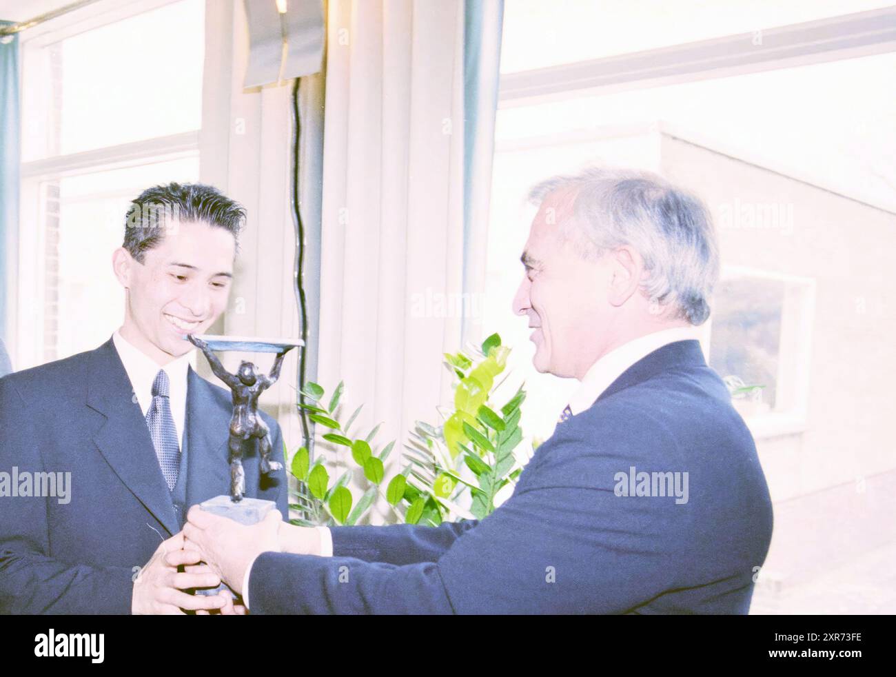 Remise du prix Alliance de la liberté de la presse, 24-03-1999, Whizgle Dutch News : images historiques sur mesure pour l'avenir. Explorez le passé néerlandais avec des perspectives modernes grâce à des images d'agences néerlandaises. Concilier les événements d'hier avec les perspectives de demain. Embarquez pour un voyage intemporel avec des histoires qui façonnent notre avenir. Banque D'Images