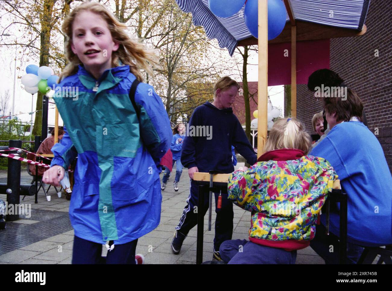 Sponsored run école Valkenburg, Heemstede, pays-Bas, 12-04-1999, Whizgle Dutch News : images historiques sur mesure pour l'avenir. Explorez le passé néerlandais avec des perspectives modernes grâce à des images d'agences néerlandaises. Concilier les événements d'hier avec les perspectives de demain. Embarquez pour un voyage intemporel avec des histoires qui façonnent notre avenir. Banque D'Images Sponsored run école Valkenburg, Heemstede, pays-Bas, 12-04-1999, Whizgle Dutch News : images historiques sur mesure pour l'avenir. Explorez le passé néerlandais avec des perspectives modernes grâce à des images d'agences néerlandaises. Concilier les événements d'hier avec les perspectives de demain. Embarquez pour un voyage intemporel avec des histoires qui façonnent notre avenir. Banque D'Images