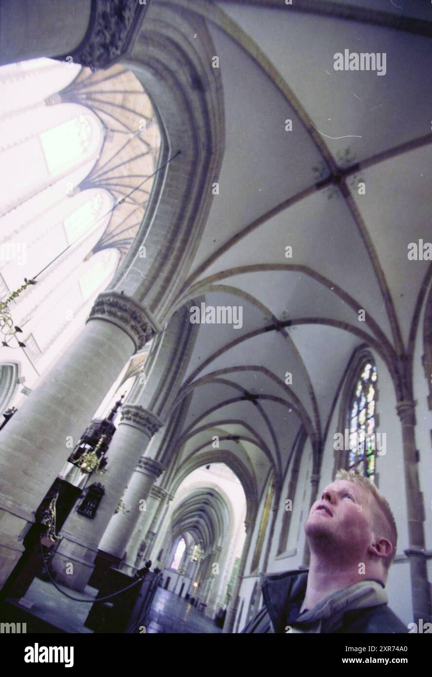 Touriste à Grote Kerk, Haarlem, Grote Markt, pays-Bas, 02-02-2001, Whizgle Dutch News : des images historiques sur mesure pour l'avenir. Explorez le passé néerlandais avec des perspectives modernes grâce à des images d'agences néerlandaises. Concilier les événements d'hier avec les perspectives de demain. Embarquez pour un voyage intemporel avec des histoires qui façonnent notre avenir. Banque D'Images