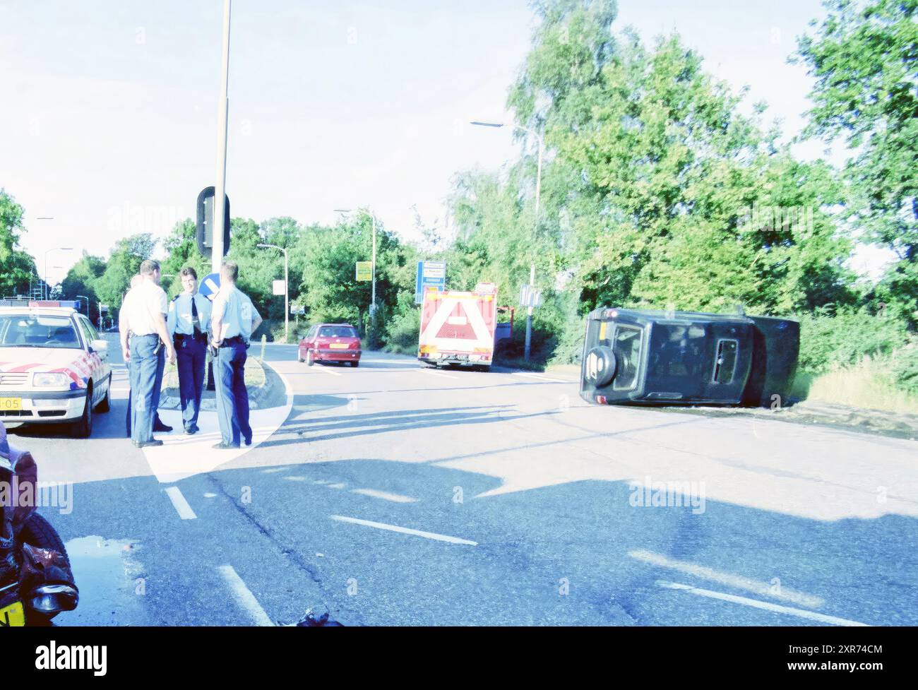 Accident renversé voiture, Haarlem, pays-Bas, 02-09-1999, Whizgle Dutch News : images historiques adaptées à l'avenir. Explorez le passé néerlandais avec des perspectives modernes grâce à des images d'agences néerlandaises. Concilier les événements d'hier avec les perspectives de demain. Embarquez pour un voyage intemporel avec des histoires qui façonnent notre avenir. Banque D'Images