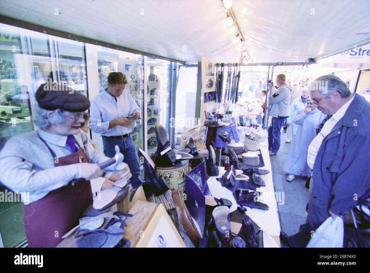 Un stand de cordonnier, Whizgle Dutch News : des images historiques adaptées à l'avenir. Explorez le passé néerlandais avec des perspectives modernes grâce à des images d'agences néerlandaises. Concilier les événements d'hier avec les perspectives de demain. Embarquez pour un voyage intemporel avec des histoires qui façonnent notre avenir. Banque D'Images