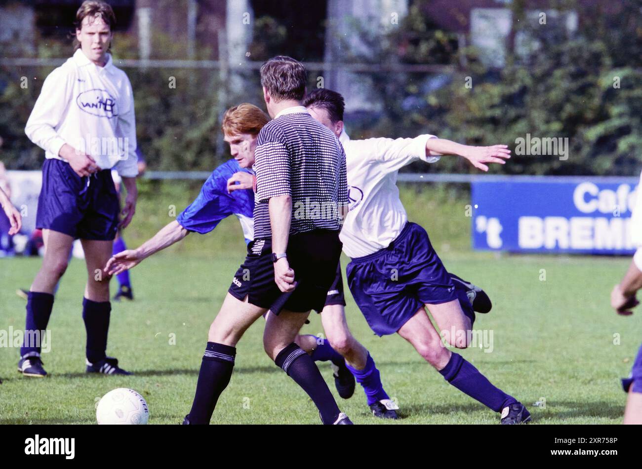 Football V.E. V- football en salle, 12-10-2001, Whizgle Dutch News : des images historiques sur mesure pour l'avenir. Explorez le passé néerlandais avec des perspectives modernes grâce à des images d'agences néerlandaises. Concilier les événements d'hier avec les perspectives de demain. Embarquez pour un voyage intemporel avec des histoires qui façonnent notre avenir. Banque D'Images